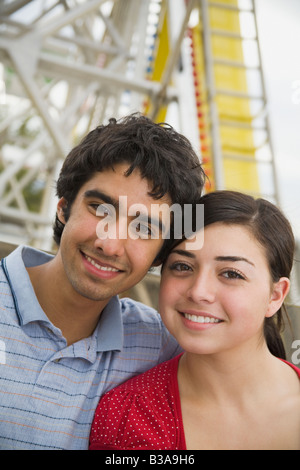 Multi-etnico adolescente matura sulla corsa di carnevale Foto Stock