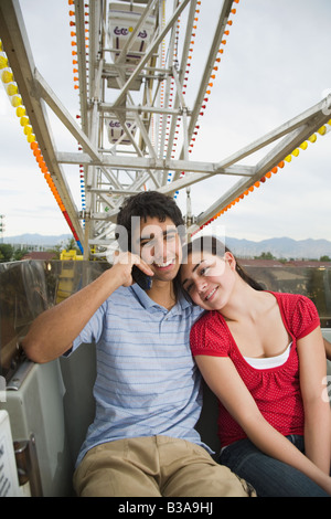 Multi-etnico adolescente matura sulla corsa di carnevale Foto Stock