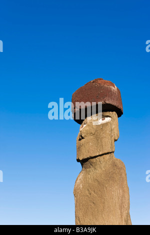Il Cile, Rapa Nui, Isola di Pasqua, Moai statua Ahu Ko Te Riku, il solo topknotted & eyeballed Moai Foto Stock