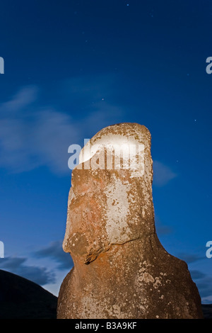 Il Cile, Rapa Nui, Isola di Pasqua, lone monolithic gigante di pietra Moai statua a Tongariki Foto Stock