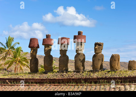 Il Cile, Rapa Nui, Isola di Pasqua, spiaggia di Anakena, monolitico gigante di pietra Moai statue di Ahu Nau Nau Foto Stock