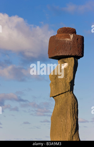 Il Cile, Rapa Nui, Isola di Pasqua, Moai statua Ahu Ko Te Riku, il solo topknotted & eyeballed Moai Foto Stock