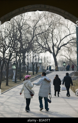 Cina, Pechino, Xicheng District, Behai Park, camminando su isolotto di giada Foto Stock