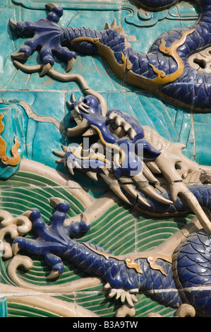 Cina, Pechino, Xicheng District, Behai Park, dettaglio dei nove Dragon schermo Foto Stock