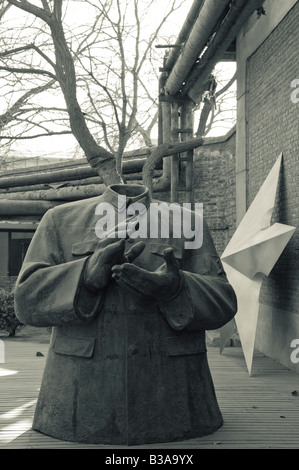 Cina, Pechino, Chaoyang District, 798 Dashanzi Art District, gigante di bronzo di dimensioni decapitati il Presidente Mao statua Foto Stock