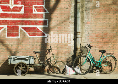 Cina, Pechino, Chaoyang District, 798 Dashanzi Art District, Area di fabbrica convertita al Quartiere delle Arti, biciclette Foto Stock