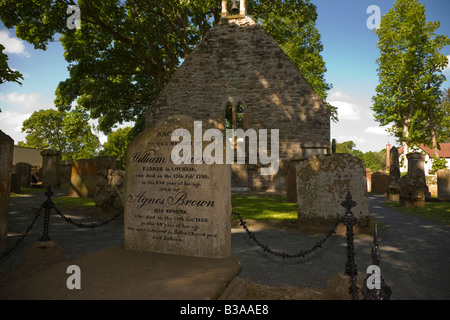Lapide raffigurante il luogo di sepoltura di Robert Burns, poeta, genitori in Auld Kirk yard, Alloway, Ayrshire Foto Stock