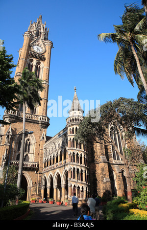 Biblioteca universitaria e la torre dell orologio (1869-1878), Mumbai, Maharashtra, India Foto Stock