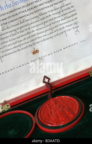Città di Derby, Inghilterra. Il Royal Warrant emessi nel 1977 in occasione di HM la Regina per il Giubileo che dichiara Derby una città. Foto Stock