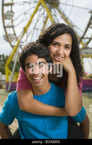 Multi-etnico adolescente matura a carnevale Foto Stock