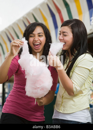 Multi-etnico ragazze adolescente mangiando caramelle di cotone Foto Stock