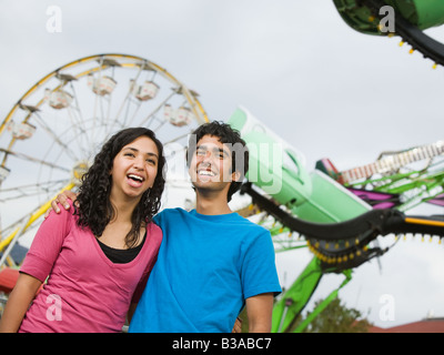 Multi-etnico adolescente matura a carnevale Foto Stock