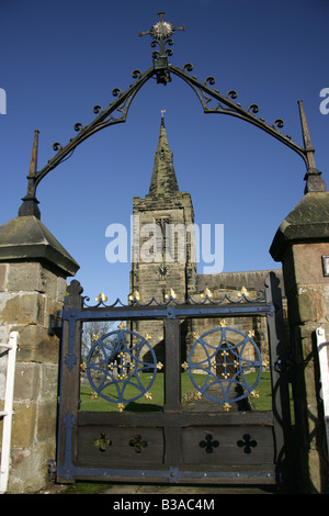 Città di Derby, Inghilterra. Tutti i Santi Mackworth con Markeaton Chiesa. Foto Stock