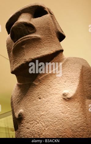 Statua di basalto dall isola di pasqua / Rapa Nui in Cile, mostrato nel British Museum a Londra Foto Stock