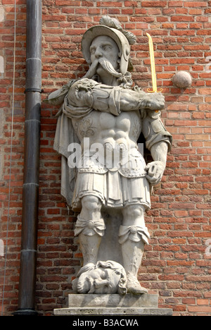 Dettaglio statua della facciata della casa nella città vecchia a Danzica Polonia Foto Stock