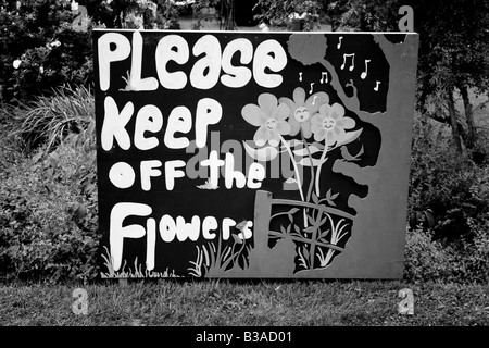 "Si prega di tenere dei fiori segno all'Greenman festival 2008 Glanusk Park Brecon Beacons Galles U K Foto Stock