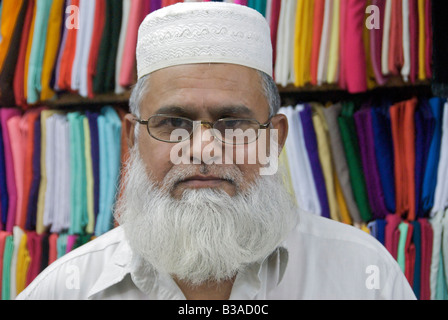 Ritratto sarta guardando la fotocamera vecchio Souq Mutrah Muscat Oman Foto Stock