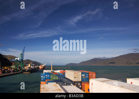 Una nave portacontainer si avvicina il dock come si vede dal ponte a Lyttelton, Nuova Zelanda Foto Stock