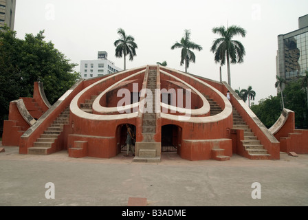 India Delhi Il Jantar Mantar Observatory turista femminile visitando il sito modello di rilascio disponibili Foto Stock