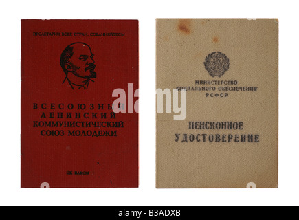 Membership card del Komsomol sovietico (sinistra) e il titolare di pensione o di rendita sovietica certificato (destra) isolato su bianco Foto Stock