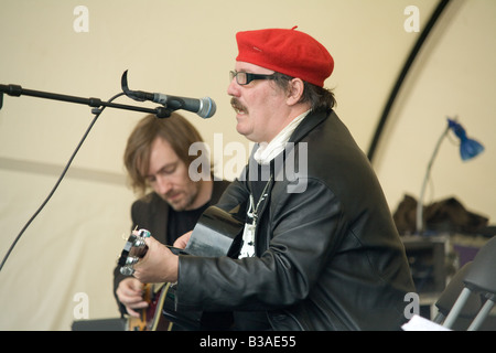 JC Carroll la riproduzione del green man cafe al Greenman festival 2008 Glanusk Park Brecon Beacons Galles U K Foto Stock