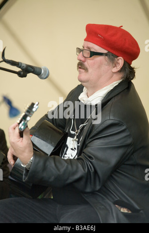 JC Carroll la riproduzione del green man cafe al Greenman festival 2008 Glanusk Park Brecon Beacons Galles U K Foto Stock