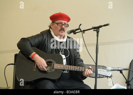 JC Carroll la riproduzione del green man cafe al Greenman festival 2008 Glanusk Park Brecon Beacons Galles U K Foto Stock