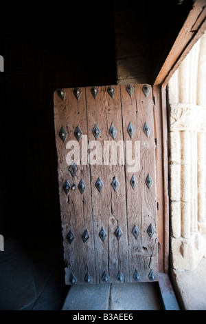 Vecchia porta di legno, chiesa di San Pedro Garrovillas, Caceres, Spagna Foto Stock