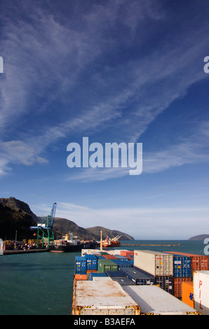 Una nave portacontainer si avvicina il dock come si vede dal ponte a Lyttelton, Nuova Zelanda Foto Stock