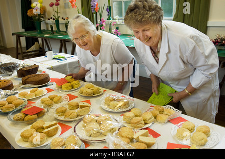 Sorridente due anziane signore a giudicare la cottura domestica concorrenza in un villaggio di mostrare in Cornovaglia Foto Stock