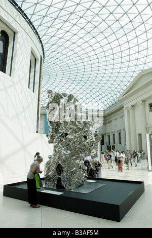 Numero di roccia 59, scultura dell'artista cinese Zhan Wang in grande corte a Londra il British Museum Foto Stock