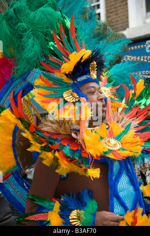 Danzatrice presso il carnevale di Notting Hill, Londra, Inghilterra, Regno Unito. Il 25 agosto 2008. Foto Stock