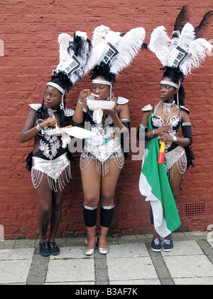 Regno Unito festaioli di mangiare AL CARNEVALE DI NOTTING HILL IL PIÙ GRANDE IN EUROPA Londra Inghilterra Foto Julio Etchart Foto Stock