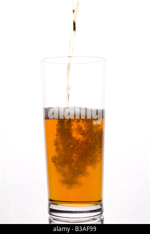 Bicchiere di birra che viene versata Foto Stock