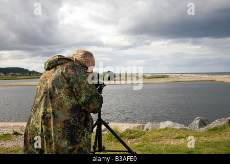 Uomo anziano birdwatching  Bird e fauna Spey Bay, Moray Costa, Scotland Regno Unito Foto Stock