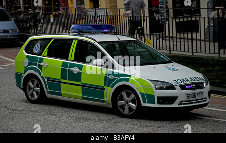 Ambulanza veicolo blu con luci lampeggianti di procedere a un'emergenza, Edimburgo, Scozia, Regno Unito, Europa Foto Stock