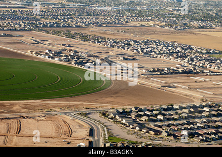 Vista aerea di un nuovo sviluppo di alloggiamento sul bordo delle colture di fattoria vicino a Casa Grande Arizona Foto Stock