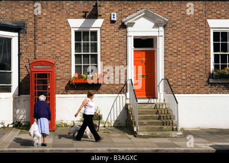 Regno Unito Cheshire Tarporley High Street K6 casella telefono esterno ex ufficio postale vicino dipinta di rosso porta anteriore Foto Stock