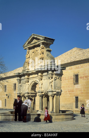 Fontana di Santa Maria, 1564, di Ginés Martínez, in forma di arco trionfale romano, a Plaza Santa Maria, Baeza, Andalusia, Spagna Foto Stock