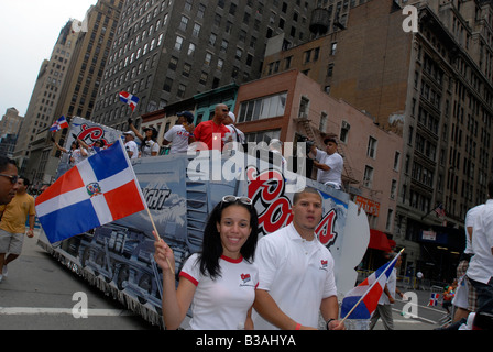 La birra di Coors galleggiante nel domenicano annuale Giorno Di Indipendenza Parade di New York sulla sesta Avenue su 10 Agosto 2008 Foto Stock