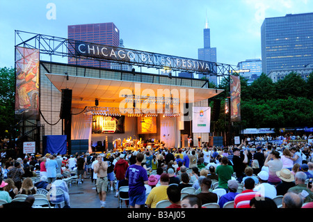 Twilight presso il Chicago Blues Festival. Willis (Sears) Torre a destra dello stadio. Foto Stock