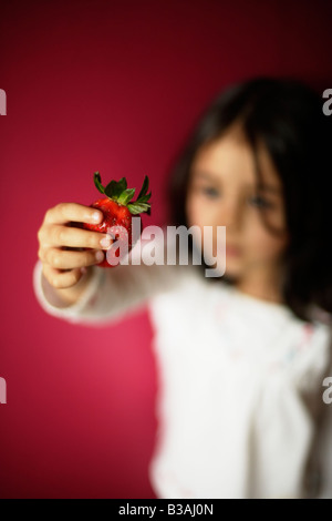 Bambina di cinque anni detiene fragola Foto Stock