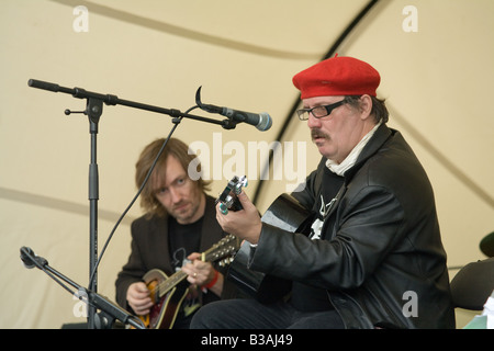 JC Carroll la riproduzione del green man cafe al Greenman festival 2008 Glanusk Park Brecon Beacons Galles U K Foto Stock