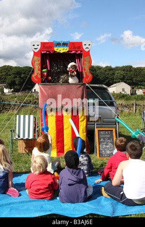 I bambini di guardare un Punch & Judy show. Foto Stock