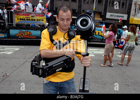 Videografo utilizza una Steadicam mentre la nastratura il domenicano Independence Day Parade di New York il 10 agosto 2008 Foto Stock