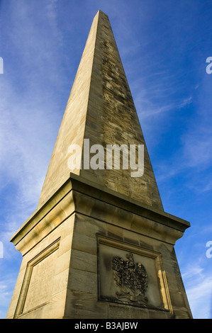 Ampia angolazione su un angolo di un obelisco in Stratford-Upon-Avon contro il cielo blu