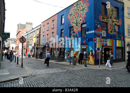 Scena di strada nel quartiere di Temple Bar di Dublino in Irlanda Foto Stock