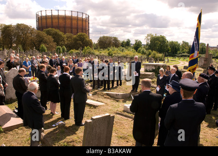 Cerimonia al graveside a svelare una lapide in memoria del vigile del fuoco Frederick Davies 1913 1945 morto in linea del dazio Foto Stock