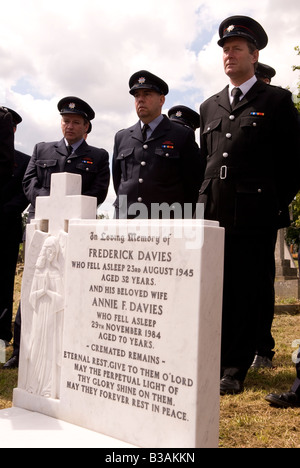 Cerimonia al graveside a svelare una lapide in memoria del vigile del fuoco Frederick Davies 1913 1945 morto in linea del dazio Foto Stock