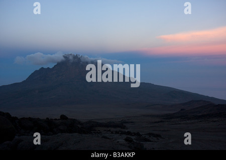 Tramonto da Kibo Hut, Monte Kilimanjaro con picco Mawenzi in primo piano Foto Stock